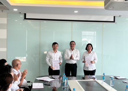 Tổ chức trao Thẻ đảng viên và Quyết định công nhận đảng viên chính thức