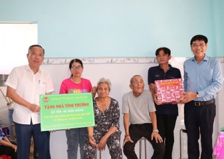 Đồng chí Trương Vĩnh Tùng, Bí thư Đảng ủy, Tổng Giám đốc Công ty TNHH MTV Xổ số kiến thiết Thành phố Hồ Chí Minh trao tặng nhà tình thương hỗ trợ nông dân có hoàn cảnh khó khăn