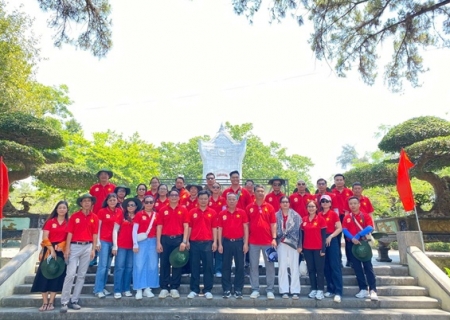 Chi bộ Xổ số kiến thiết 1&2 tổ chức hành trình về nguồn tại các “Địa chỉ đỏ”
