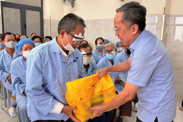 06-m-m-t-cho-b-nh-nh-n-ngh-o-03--cb9580e